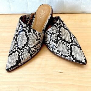 🎉✨ HP ✨🎉 Crown Vintage Macaria Snakeskin Leopard Print Pointed Toe Slide Mules